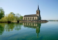 Une église au bord de l'eau au Lac du Der